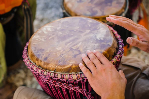 Ember játszik a djembe — Stock Fotó