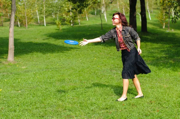 Young woman with frisbee — Stock Photo, Image
