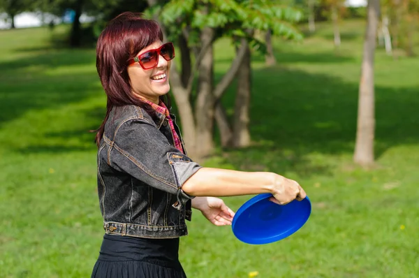 Jeune femme avec frisbee — Photo