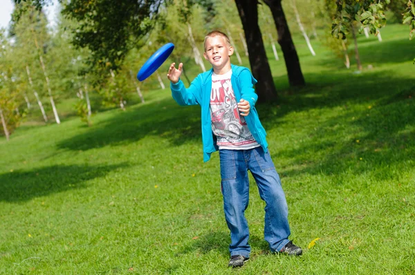 Mały chłopiec gry frisbee — Zdjęcie stockowe