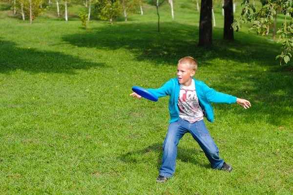 Petit garçon jouant au frisbee — Photo