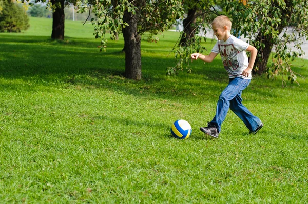 genç çocuk iskambil futbol açık havada
