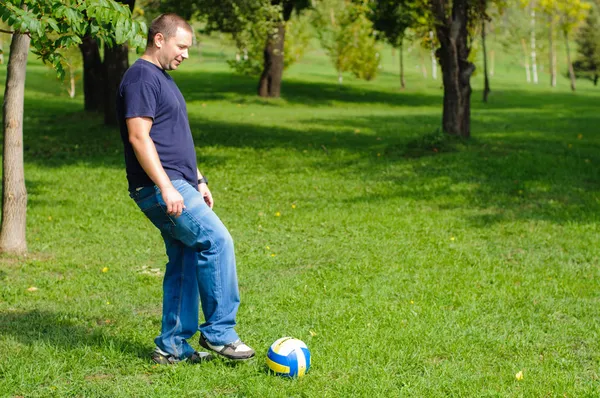 Young man playing football — Stock Photo, Image