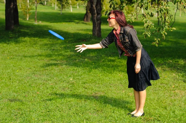 Jeune femme avec frisbee — Photo