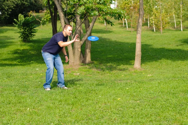Jonge man frisbee spelen — Stockfoto