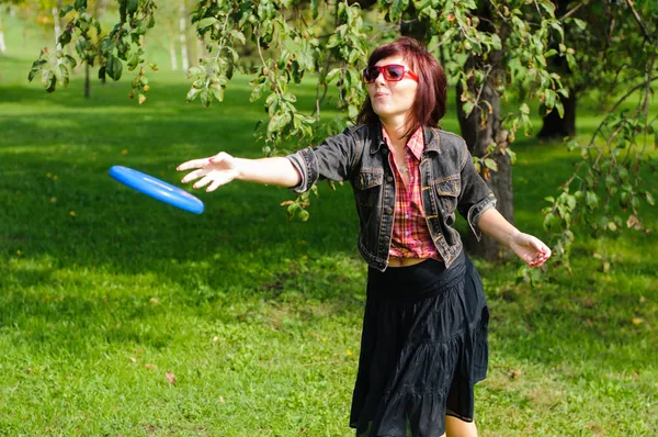 Jeune femme avec frisbee — Photo