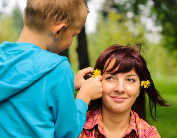 Madre e hijo al aire libre — Foto de Stock