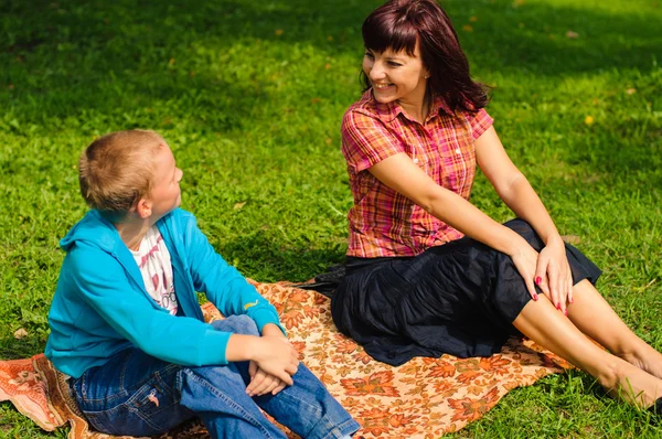 Anne ve Oğul açık havada — Stok fotoğraf