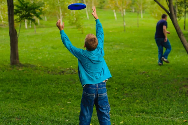 Petit garçon jouant au frisbee — Photo