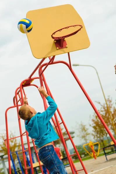 Мальчик играет в баскетбол — стоковое фото