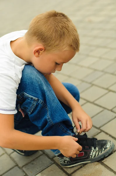 少年のひもを結ぶ — ストック写真