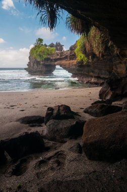 Pura batu bolong, tanah çok karmaşık