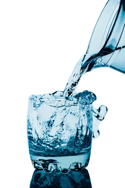Karaf en glas met water spatten — Stockfoto