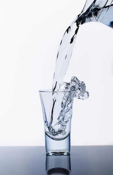 Sürahi ve bardak su sıçraması ile — Stok fotoğraf