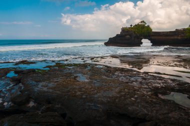 Pura batu bolong, tanah çok karmaşık
