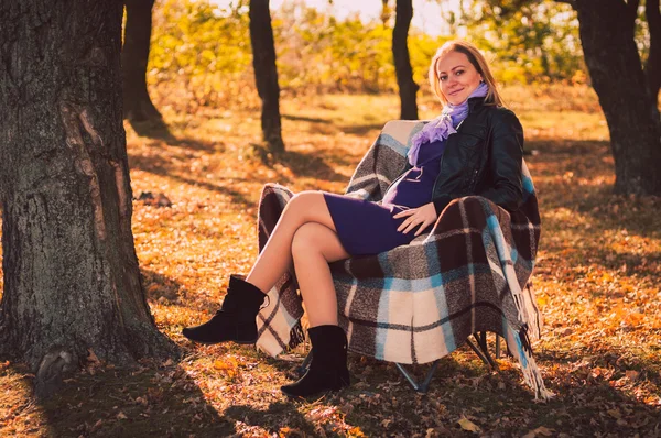 Mujer embarazada en el parque de otoño — Foto de Stock