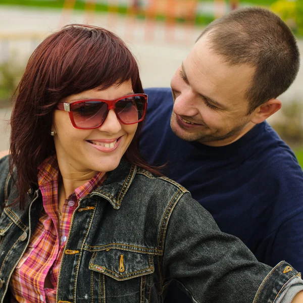 Joven familia feliz — Foto de Stock