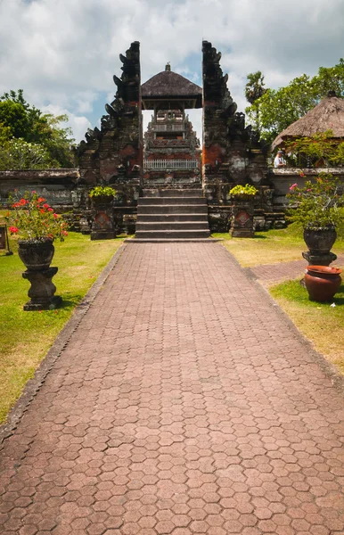 Portão principal para Pura Taman Ayun — Fotografia de Stock