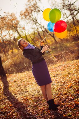 Balonlar ile kız