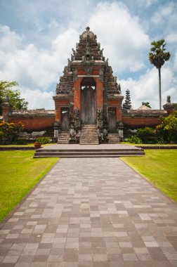 ana kapıya pura taman ayun