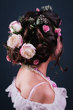 yaratıcı saç modeli ile genç kız