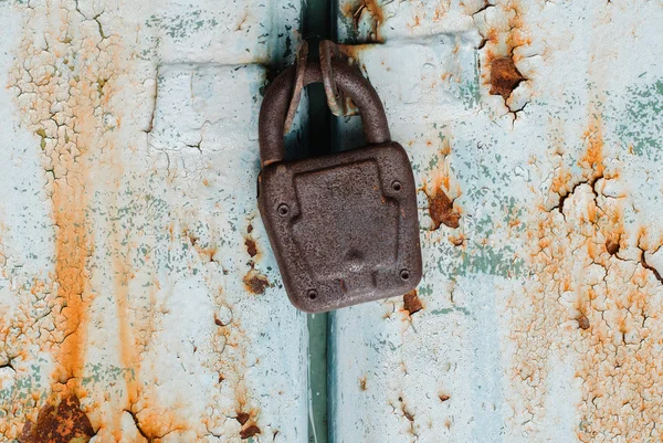 Velho cadeado na porta enferrujada — Fotografia de Stock