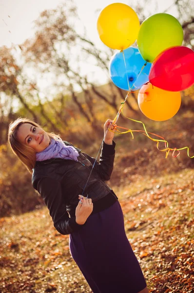 Flicka med ballonger — Stockfoto