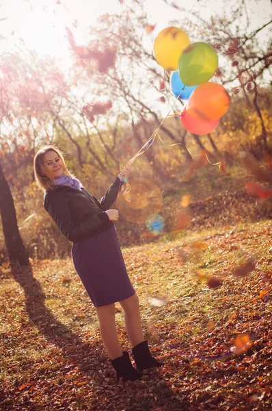 Flicka med ballonger — Stockfoto