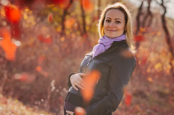 Mujer embarazada en el bosque de otoño — Foto de Stock