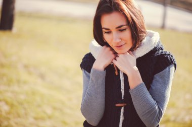 Genç düşünceli kadın.