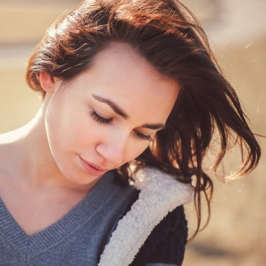 Genç düşünceli kadın.