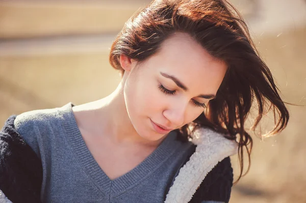 Young thoughtful woman — Stock Photo, Image