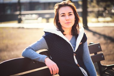 bir bankta oturan genç kız portresi