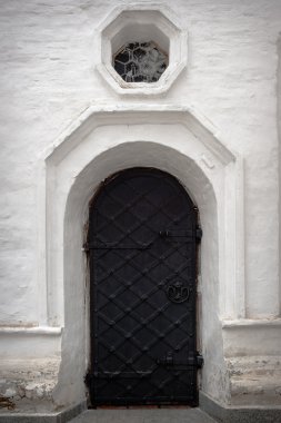 Perçin ile siyah kapı