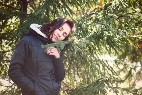 Portret di giovane ragazza in giornata di sole — Foto Stock