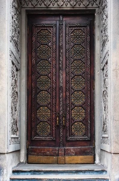 Porta gótica velha — Fotografia de Stock