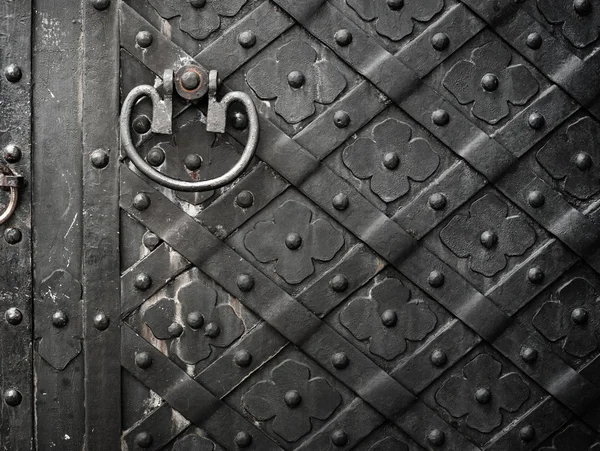 Porte noire avec rivets — Photo