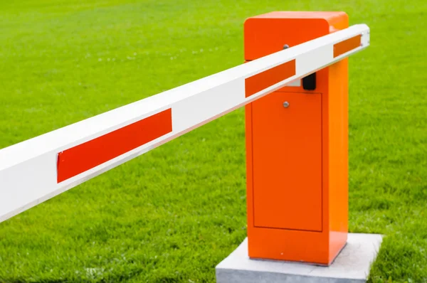 Rode en witte gesloten barrière — Stockfoto