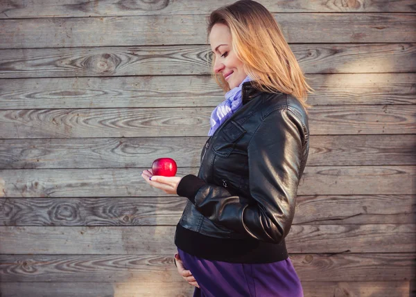 Unga gravid kvinna med äpple — Stockfoto