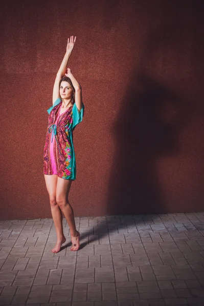 Renkli elbiseli kız — Stok fotoğraf