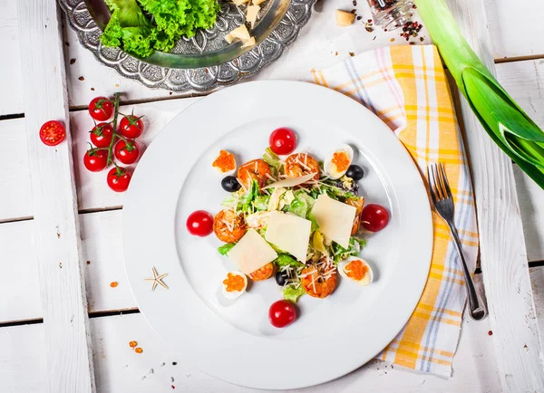 Ensalada con huevos y camarones —  Fotos de Stock