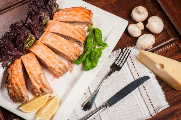 Lachs gefüllt mit Käse und Pilzen — Stockfoto