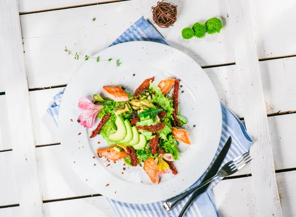 Салат зі смаженим лососем — стокове фото