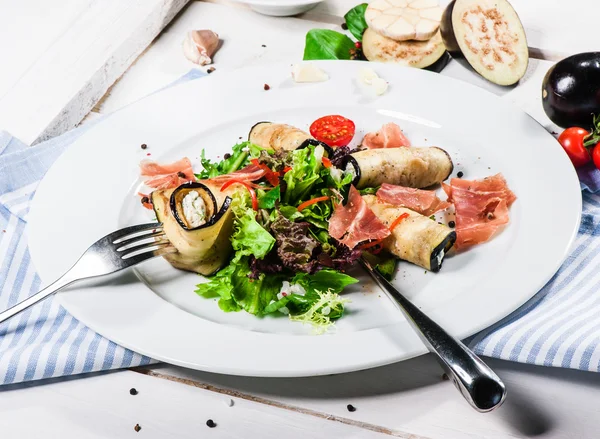 Fräsch sallad med aubergine och bacon — Stockfoto