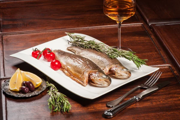 Жареная рыба с белым вином — стоковое фото
