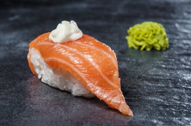 suşi somon ve peynir ile