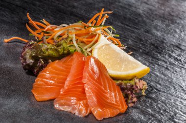 füme somon dilimleri