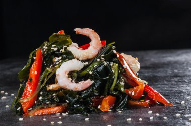 Japon deniz yosunu ve karides salatası