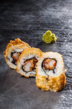 yılan balığı ile tempura rulo