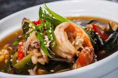 Japon deniz mahsulleri çorbası